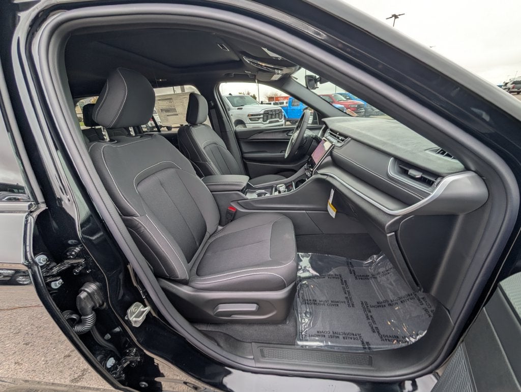 2027 Jeep Grand Cherokee LAREDO X 4X4