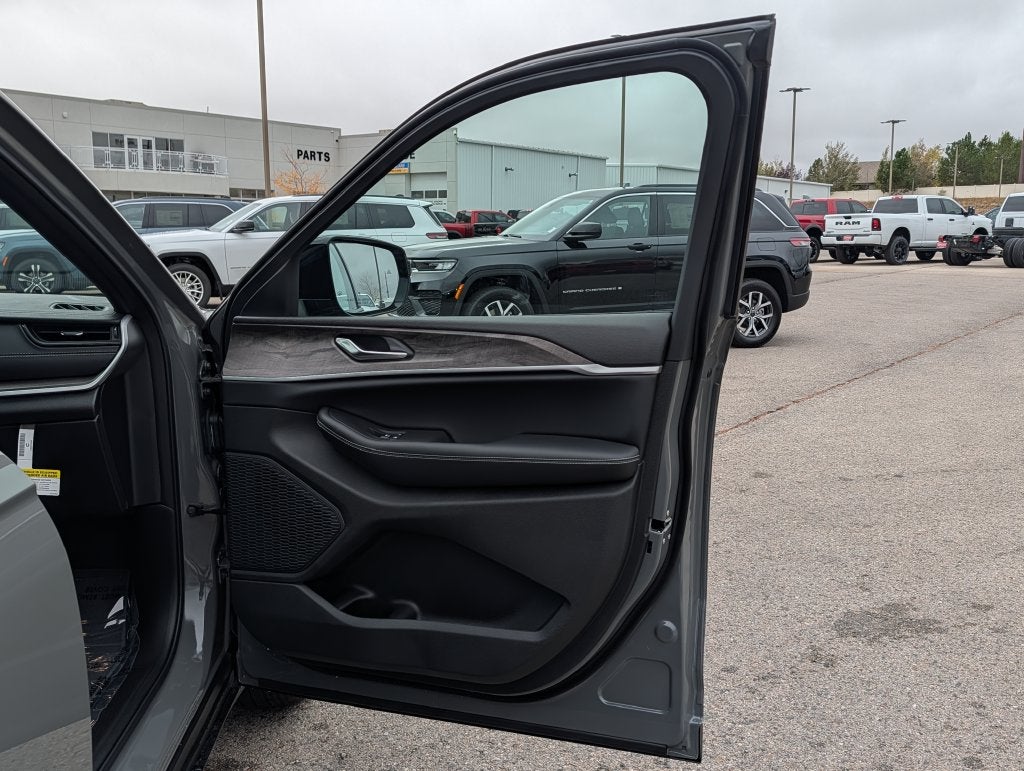 2027 Jeep Grand Cherokee LAREDO ALTITUDE 4X4