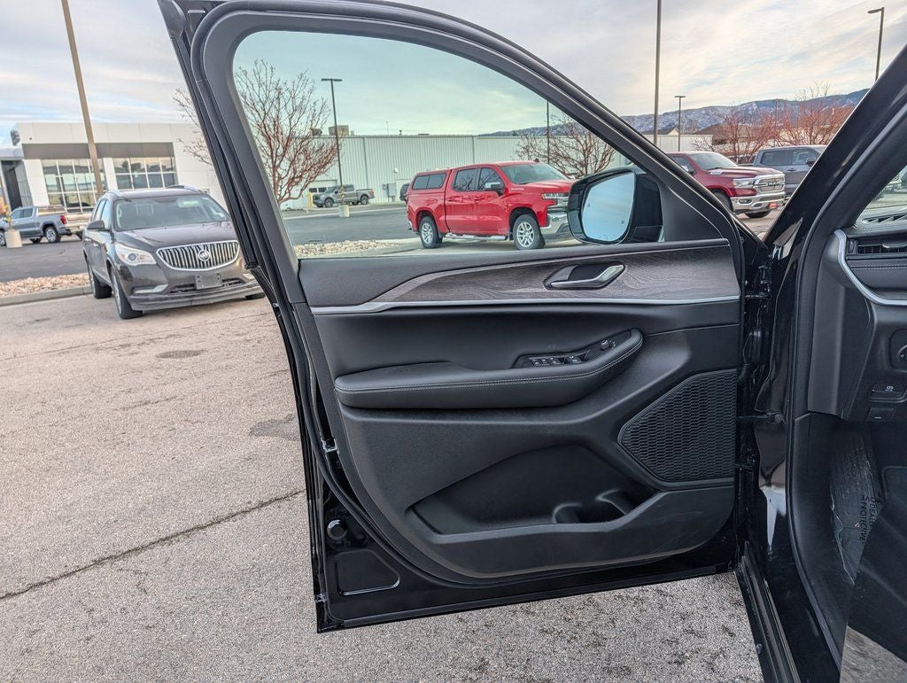 2026 Jeep Grand Cherokee Laredo Altitude