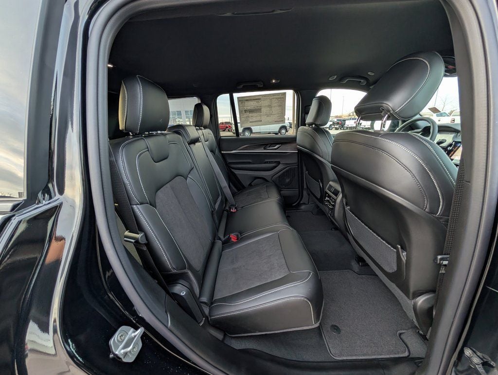 2026 Jeep Grand Cherokee Laredo Altitude