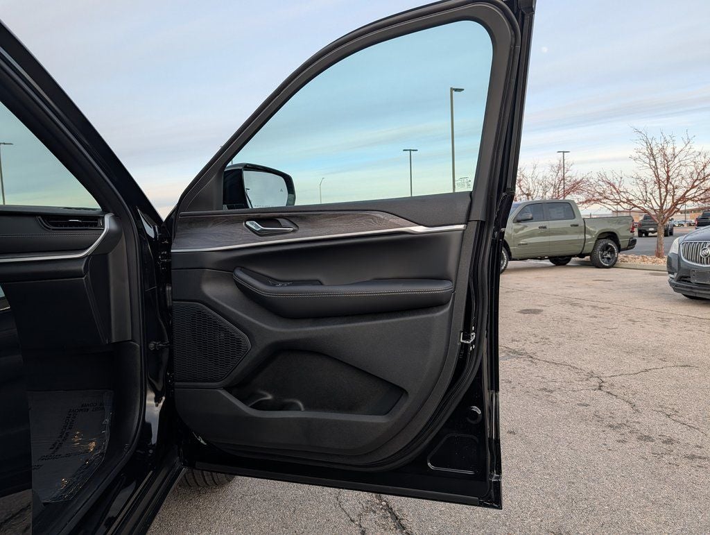 2026 Jeep Grand Cherokee Laredo Altitude