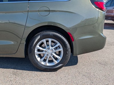 2027 Chrysler Pacifica Select AWD
