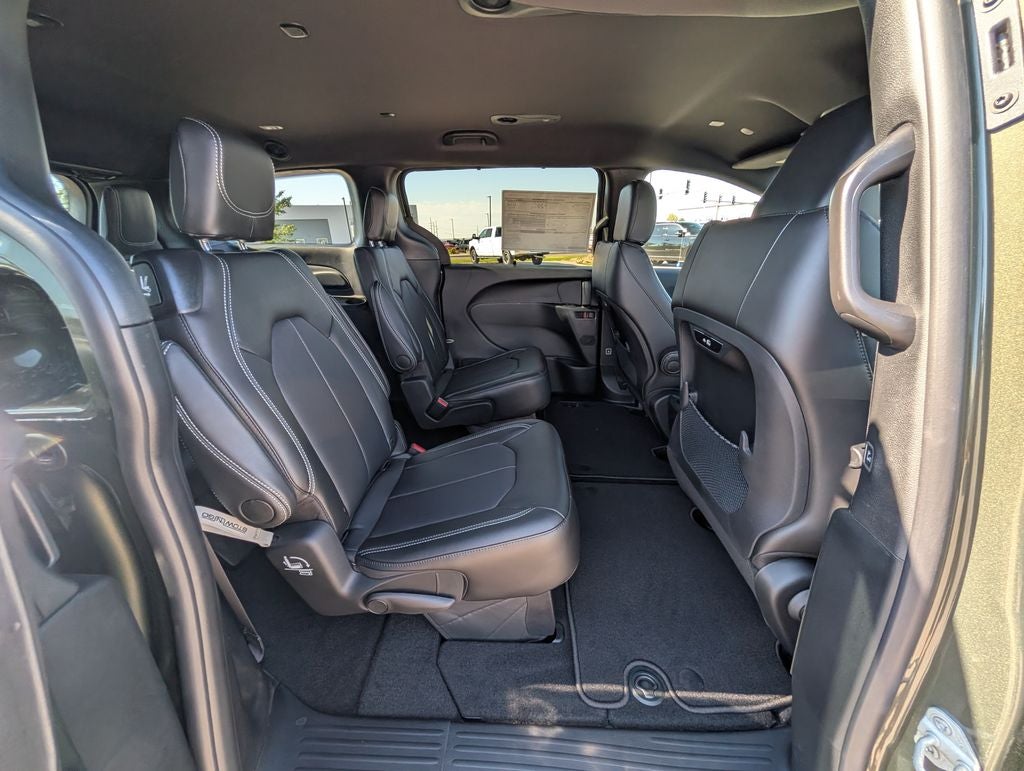 2027 Chrysler Pacifica Select AWD