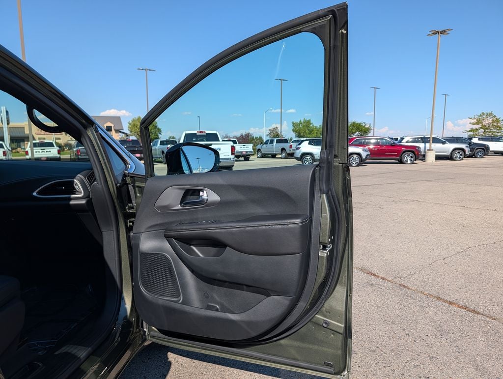 2027 Chrysler Pacifica Select AWD