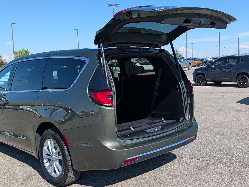 2027 Chrysler Pacifica Select AWD