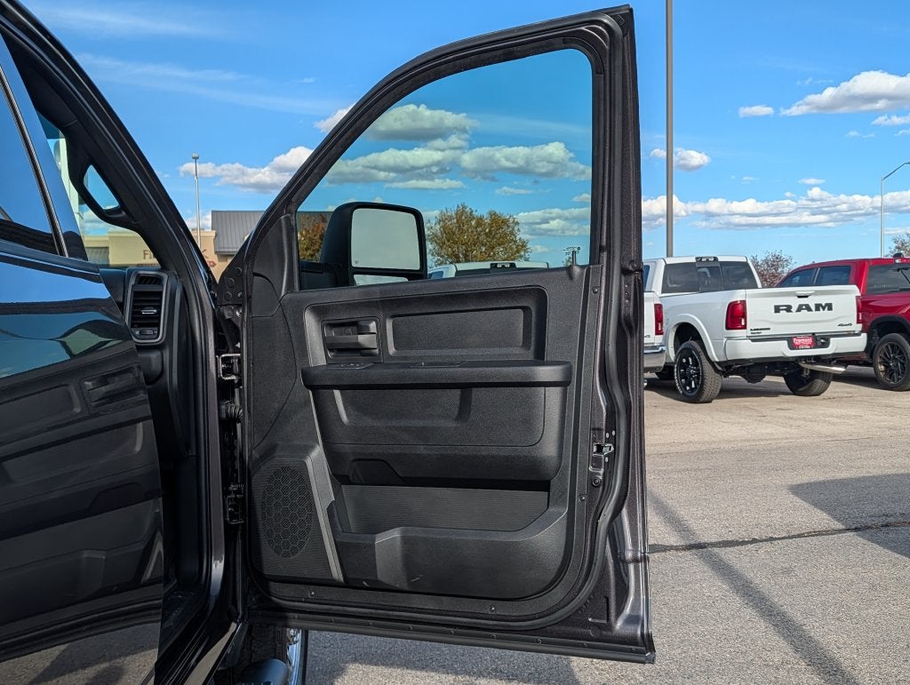 2027 RAM 2500 RAM 2500 TRADESMAN CREW CAB 4X4 6'4' BOX