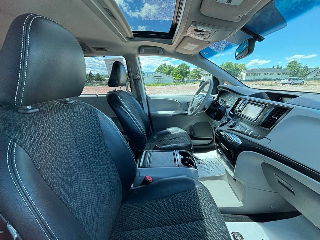 2013 Toyota Sienna SE 8 Passenger