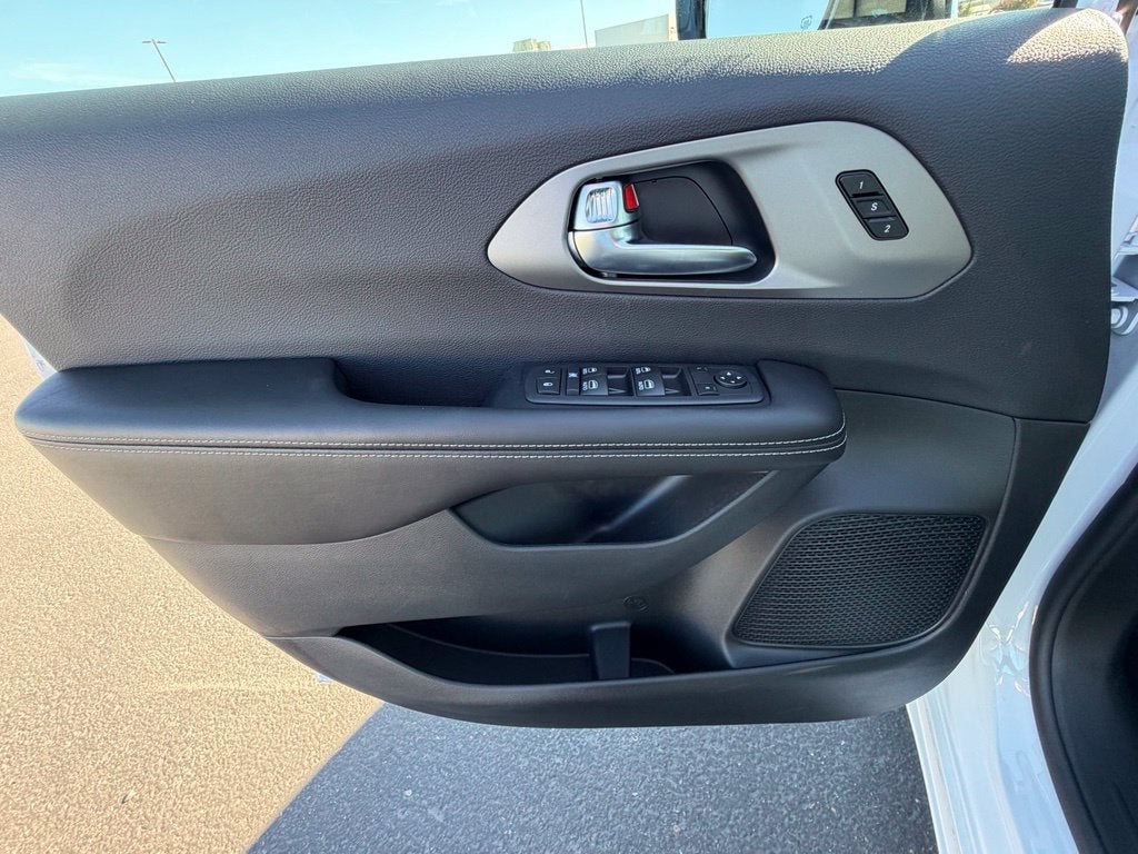 2027 Chrysler Pacifica PACIFICA SELECT AWD